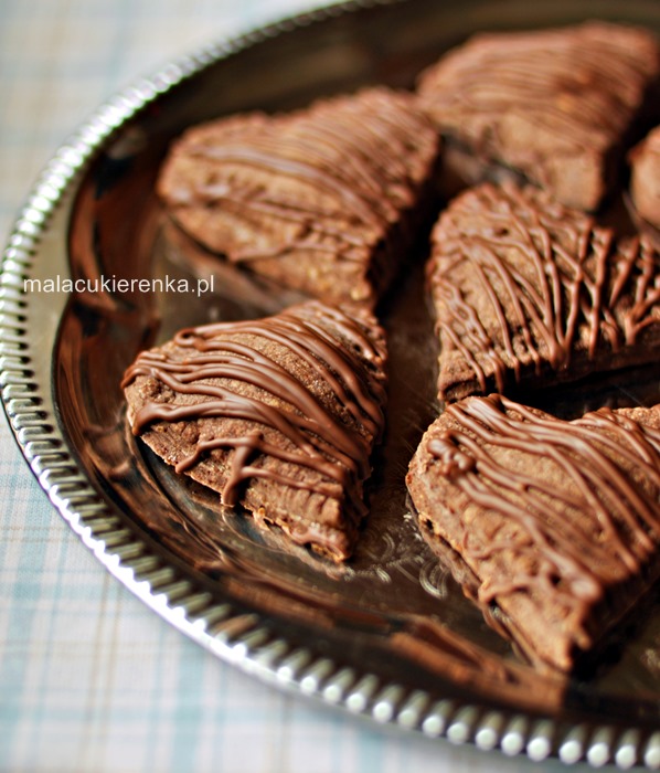 Nadziewane ciasteczka z czekoladą i migdałami