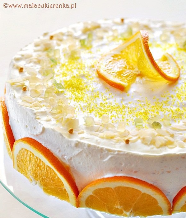 Pomarańczowy tort z kremem maślankowym