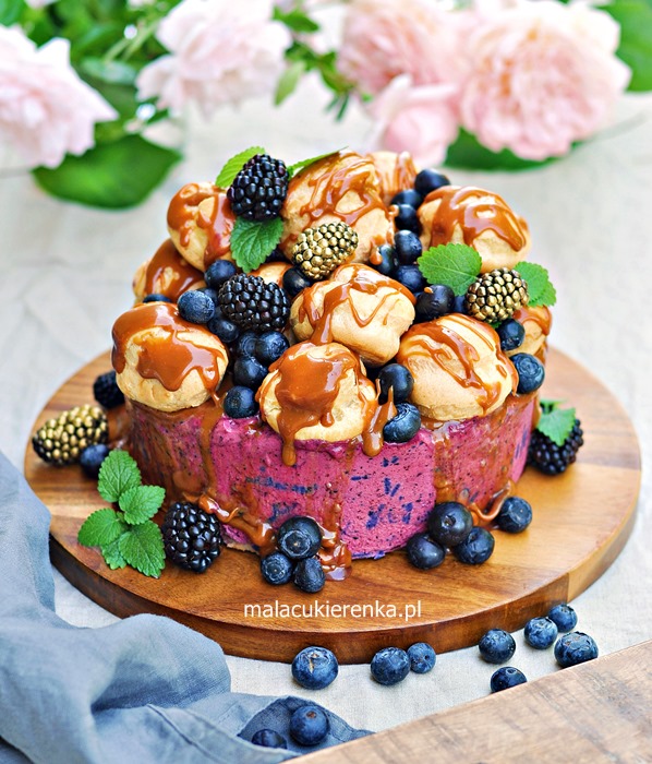 Tort porzeczkowo – miodowy z jagodami i ptysiami