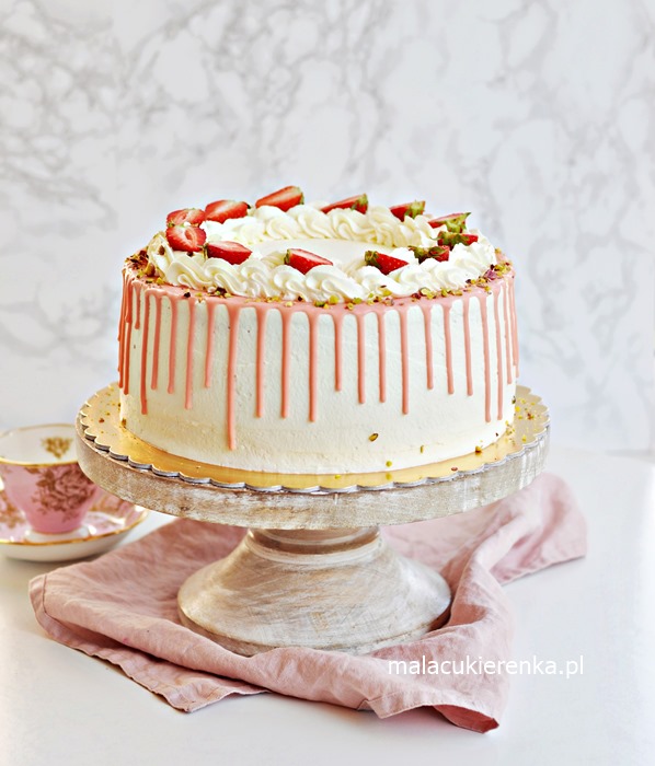 Tort TRUSKAWKOWY z kremem jogurtowym i DRIP CAKE