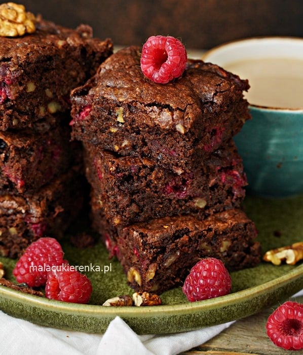Mega ciasto czekoladowe – Brownies z malinami i orzechami
