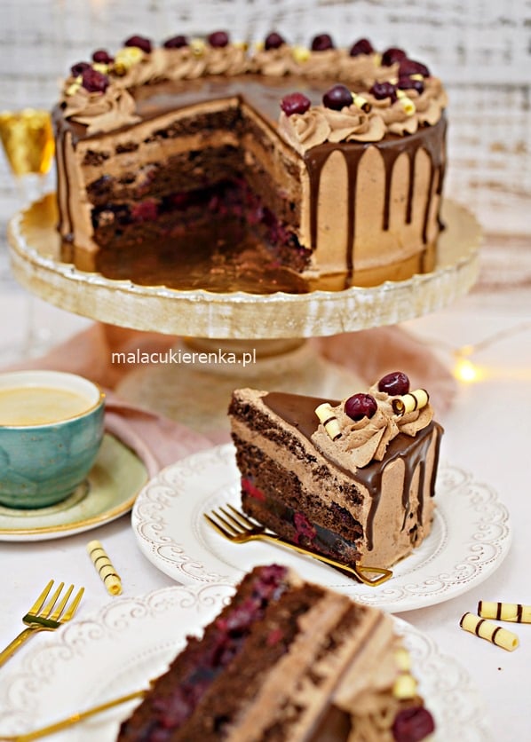 Tort czekoladowy z wiśniami i polewą czekoladową