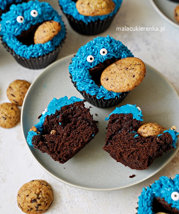 Mega babeczki czekoladowe ciasteczkowy potwór - Cookie Monster Cupcakes 3