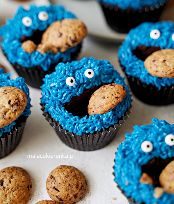 Mega babeczki czekoladowe ciasteczkowy potwór - Cookie Monster Cupcakes 1
