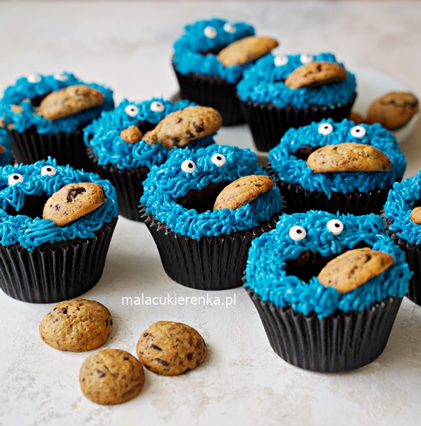 Mega babeczki czekoladowe ciasteczkowy potwór - Cookie Monster Cupcakes 4