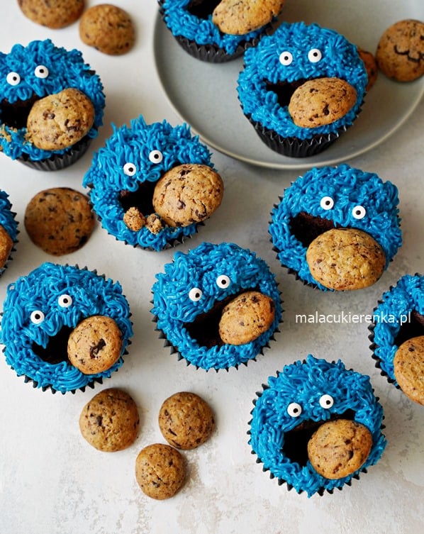 Mega babeczki czekoladowe ciasteczkowy potwór - Cookie Monster Cupcakes 2