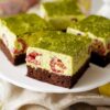 Świąteczne ciasto zielona trawka z pistacjami, białą czekoladą i malinami 1