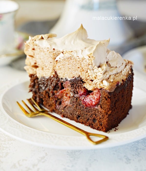 Najlepsze wilgotne ciasto czekoladowe ze śliwkami i bezą 4
